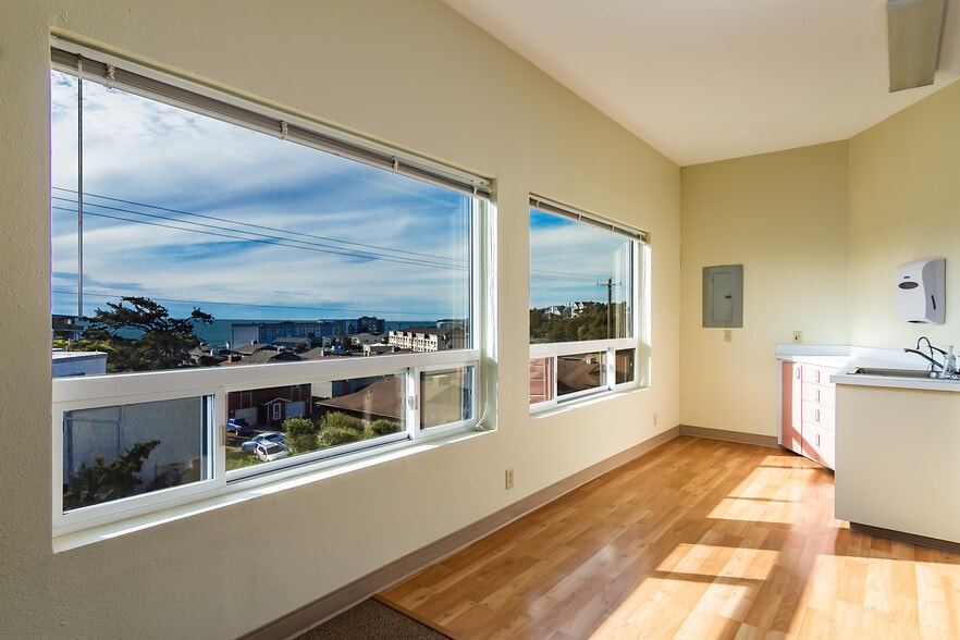 More Photos Of 644 SW Coast Hwy, Newport Office For Sale