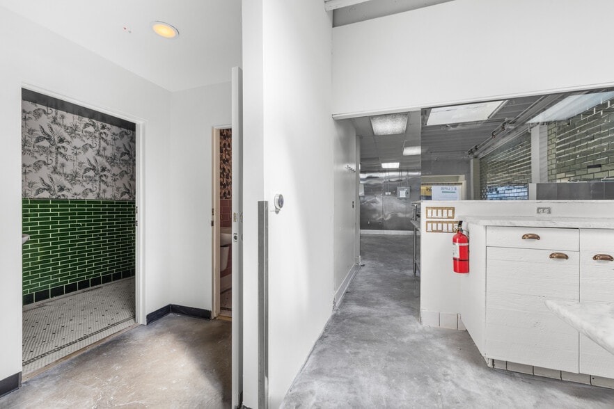 More Photos Of 310-315 S Robertson Blvd, Los Angeles Storefront For Lease