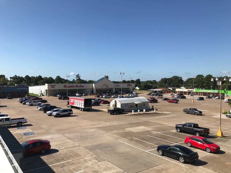 More Photos Of 1201 W Church St, Livingston Unknown For Lease