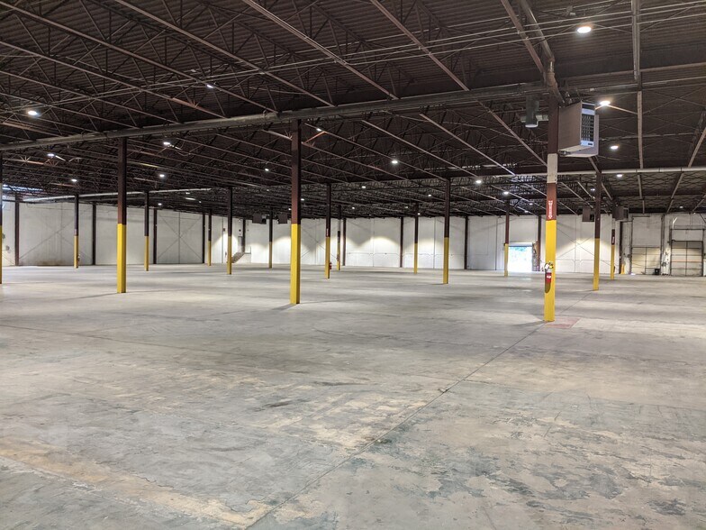 More Photos Of 300 N Sherman St, York Manufacturing For Lease