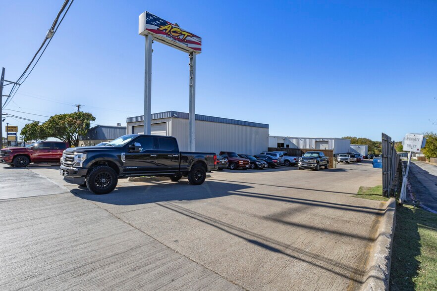 More Photos Of 913 N Belt Line Rd, Irving Distribution For Sale