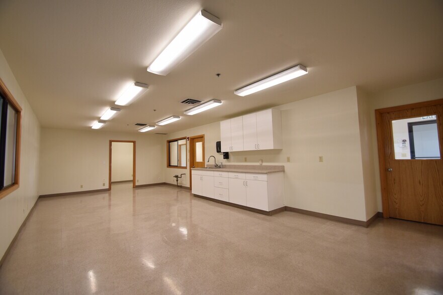 More Photos Of 742-746 SE Glenwood Dr, Bend Manufacturing For Lease