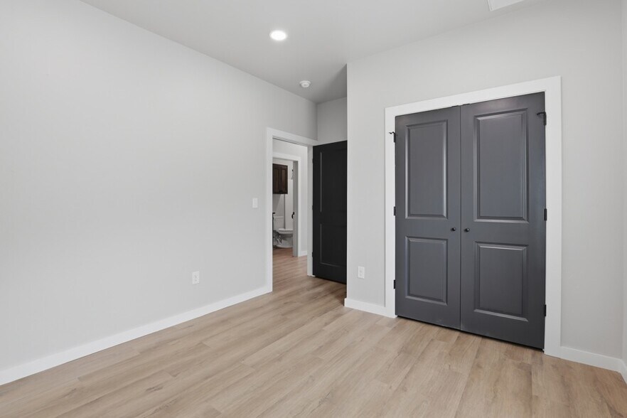 More Photos Of 3611 & 3613 Frontier Avenue, Ponca City Specialty For Sale