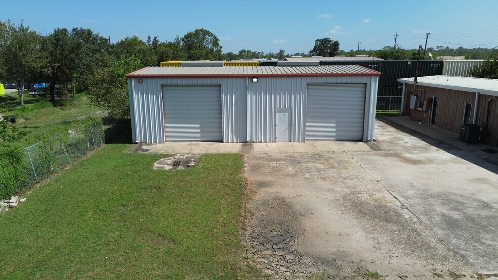 More Photos Of 3419 Trailmobile Dr, Houston Office For Sale