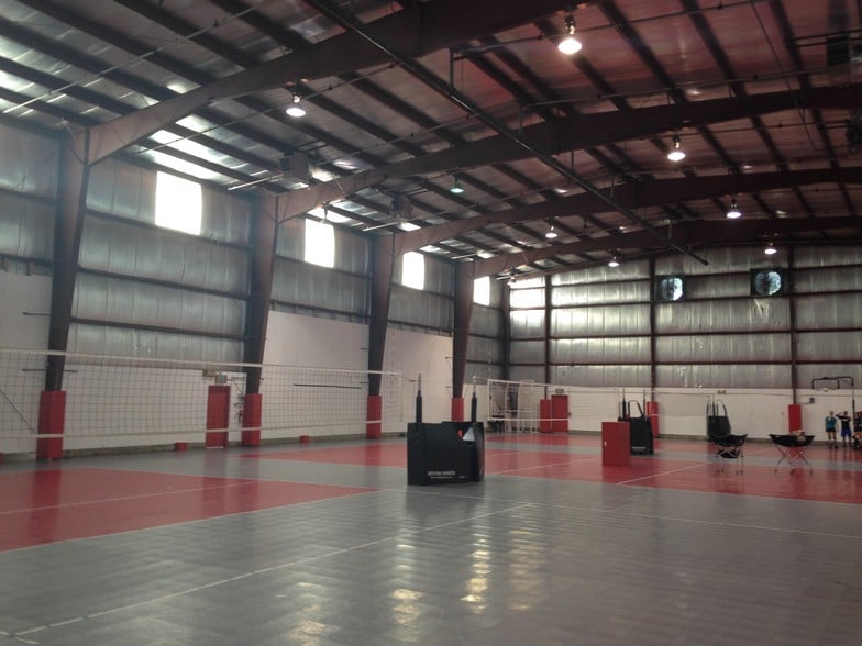 More Photos Of 901 N Batavia Ave, Batavia Showroom For Lease