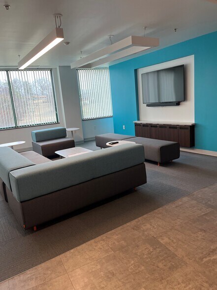 More Photos Of 135 Corporate Centre Dr, Scott Depot Office For Lease