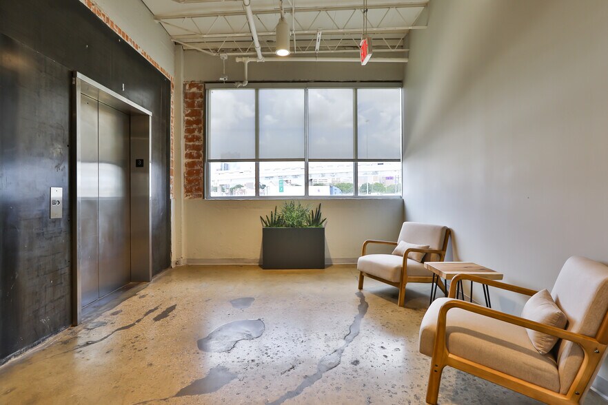 More Photos Of 816 Camaron St, San Antonio Office For Lease