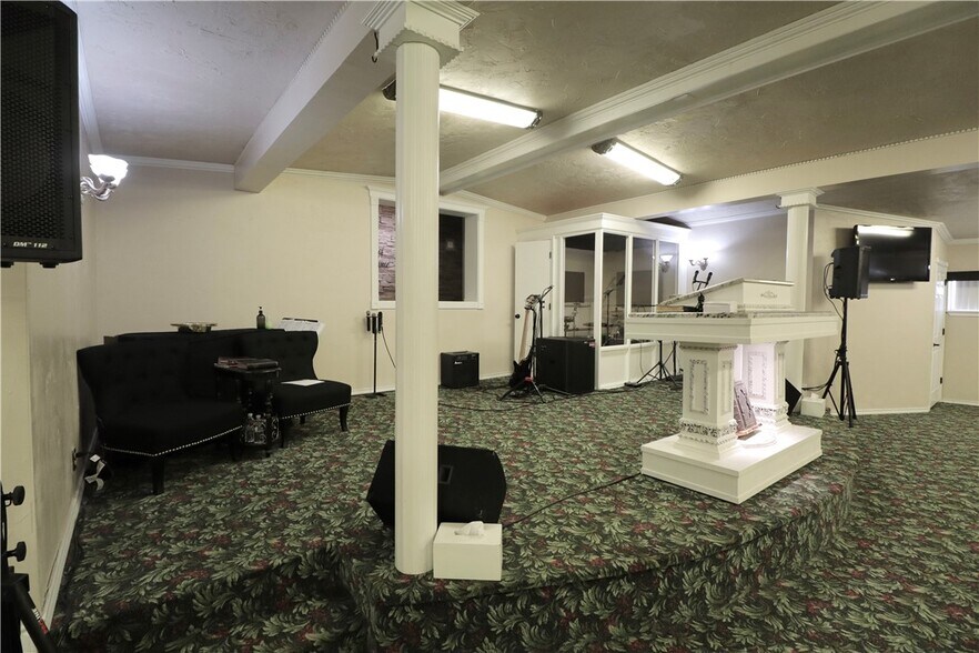 More Photos Of 1010 E Independence St, Shawnee Religious Facility For Lease