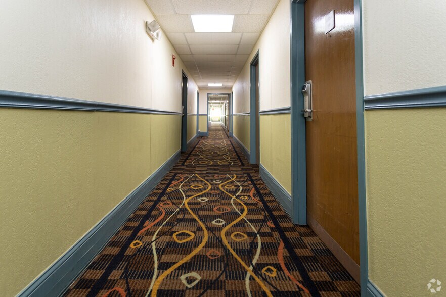 More Photos Of 5100 Hickory Point Frontage Rd, Decatur Hotel For Sale