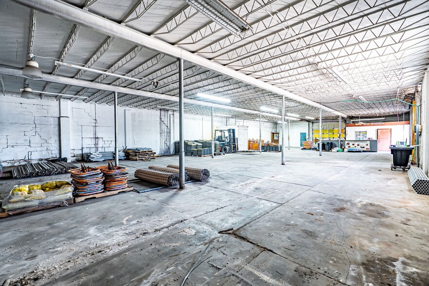 More Photos Of 2111 Fowler St, Fort Myers Warehouse For Sale