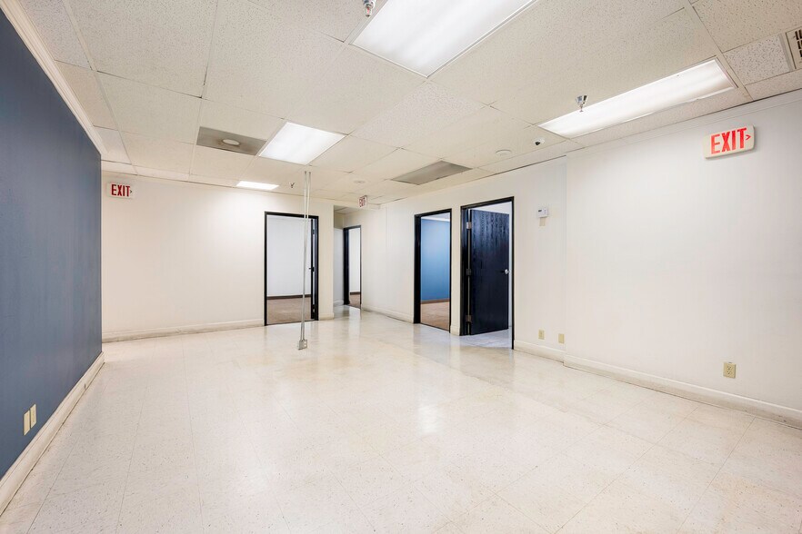 More Photos Of 1672-1688 Sierra Madre Cir, Placentia Showroom For Lease