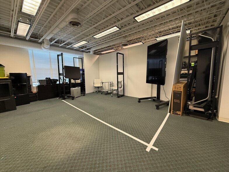 More Photos Of 85 Forest Ave, Locust Valley Office For Lease