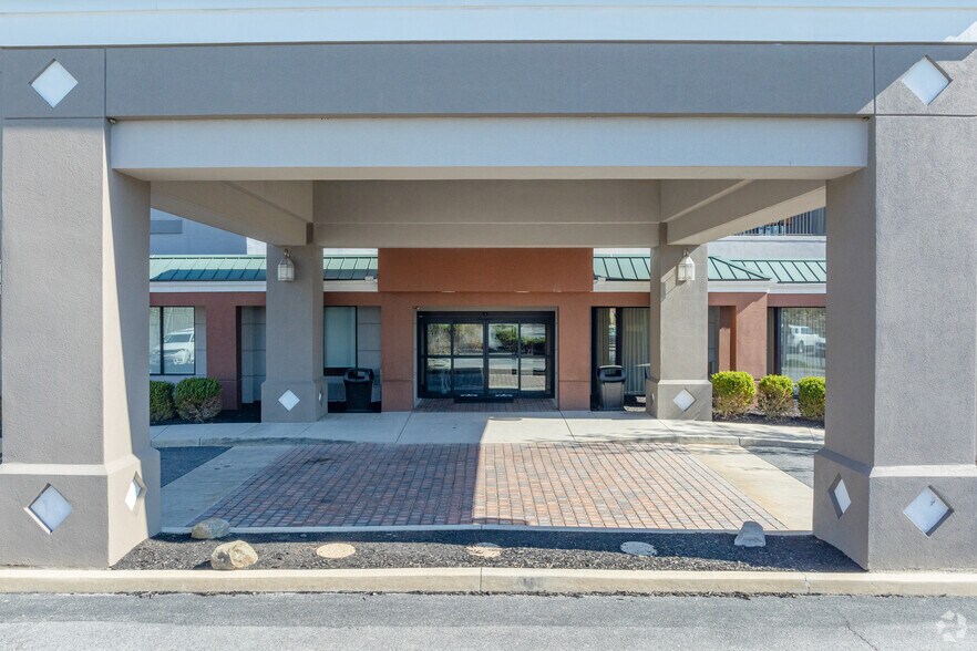 More Photos Of 2 Convention Center Dr, Altoona Hotel For Sale