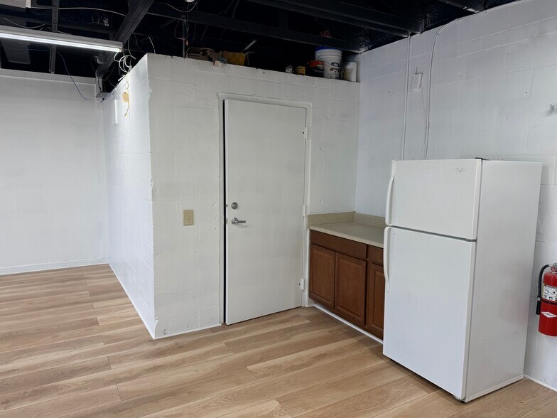 More Photos Of 142 S Moon Ave, Brandon General Retail For Sale