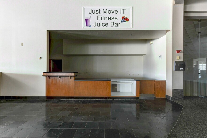 More Photos Of 4340 Lincoln Hwy, Matteson Health Club For Sale