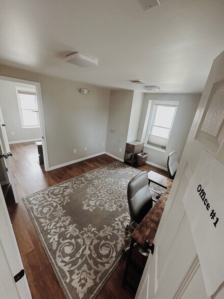 More Photos Of 104 E Pine St, Georgetown Office Residential For Lease