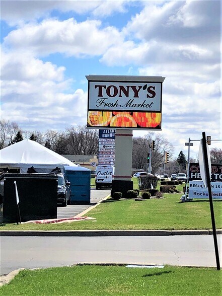 More Photos Of 1307-1313 E Rand Rd, Arlington Heights Freestanding For Lease