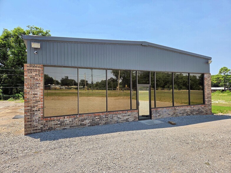 More Photos Of 33774 Highway 51, Wagoner Showroom For Lease