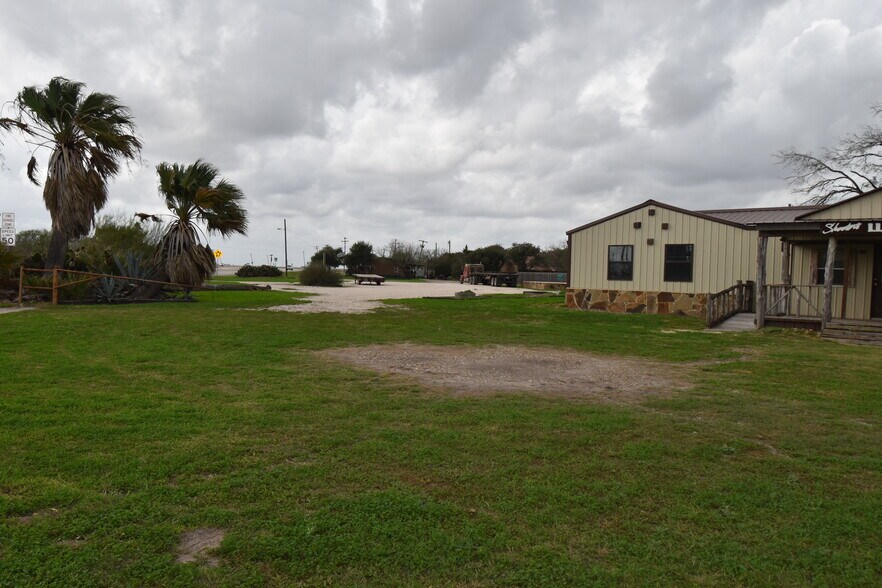 More Photos Of 217 Second St, Agua Dulce General Retail For Sale