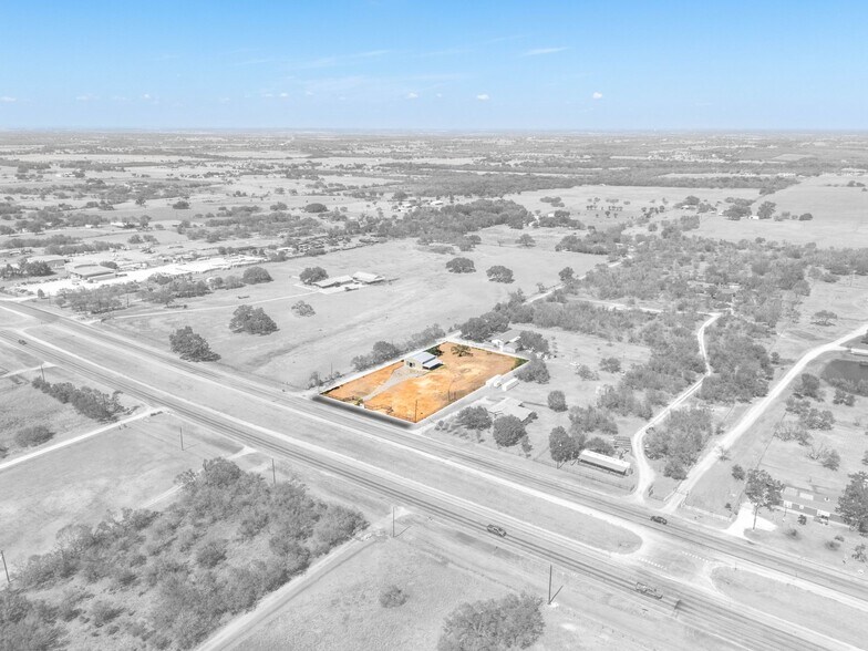 More Photos Of 13747 US Highway 87 S, Adkins Flex For Lease