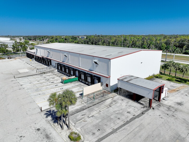 More Photos Of 3843 Ironbridge Blvd, Fort Myers Distribution For Lease