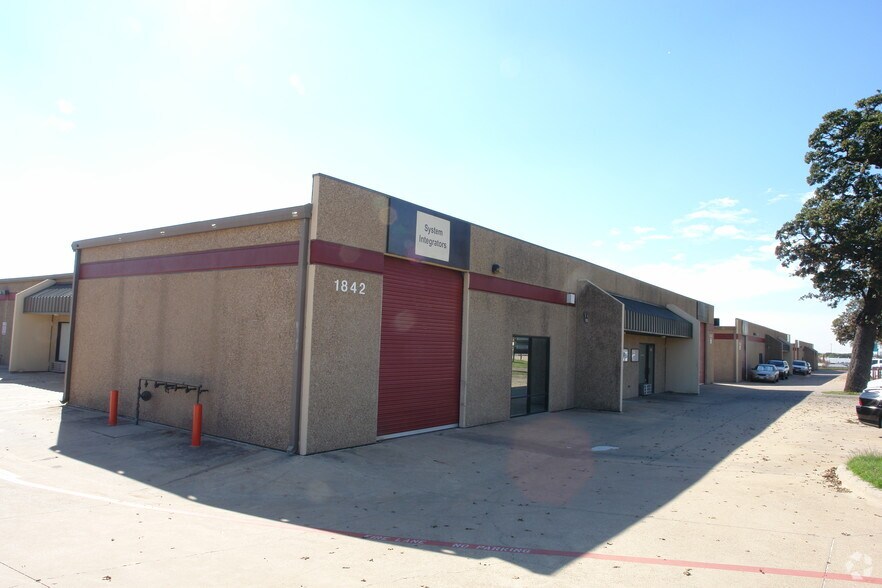 More Photos Of 1846 W Division St, Arlington Unknown For Lease