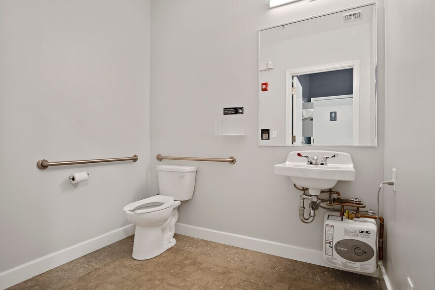More Photos Of 47 Newbury St, Peabody Freestanding For Lease