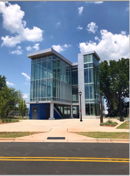 More Photos Of 619-627 Anderson St, Charlotte Light Distribution For Lease