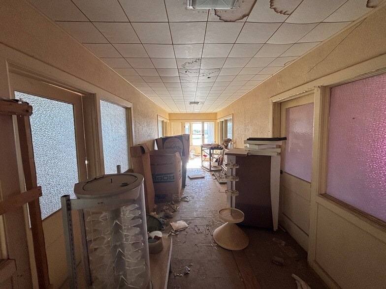 More Photos Of 122 Oak St, Sweetwater Storefront For Sale