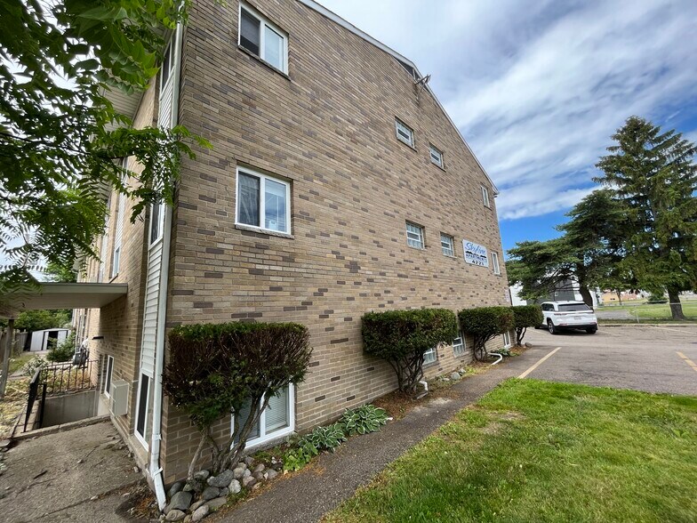 More Photos Of 4221 N Grand River Ave, Lansing Apartments For Sale
