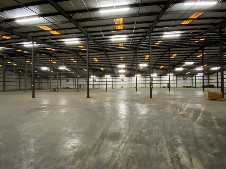 More Photos Of 130 N College St, Pontotoc Warehouse For Lease