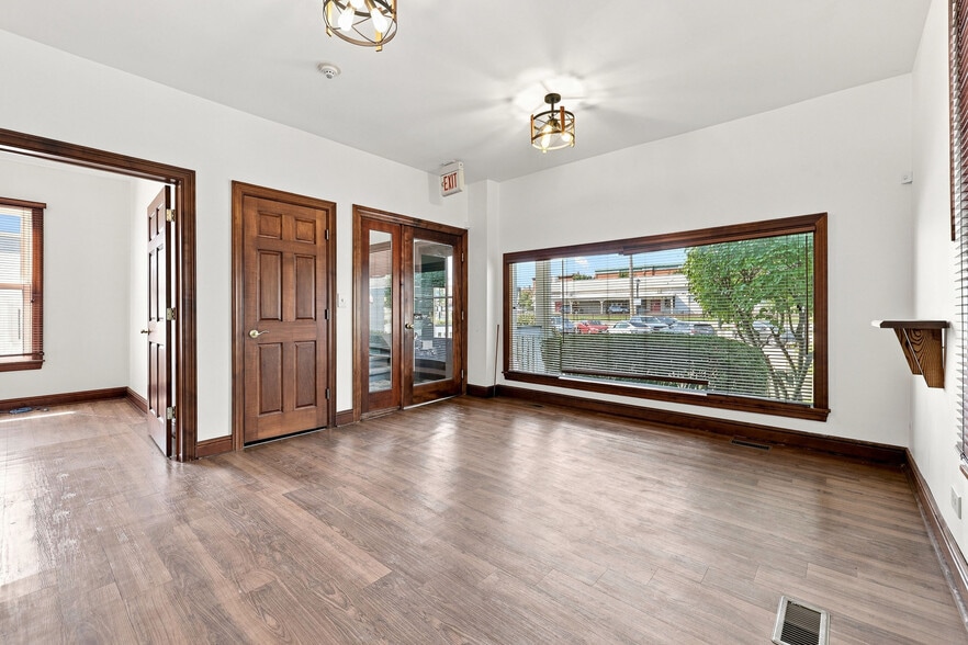 More Photos Of 112 W Liberty Dr, Wheaton Office For Sale
