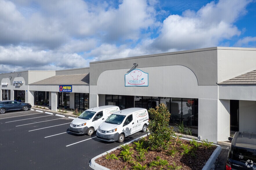 More Photos Of 285 W Central Pky, Altamonte Springs Showroom For Lease