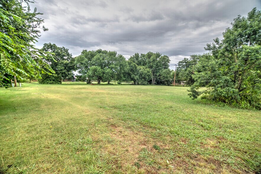 More Photos Of 604 S Rodeo Dr, Comanche Storefront Retail Office For Sale