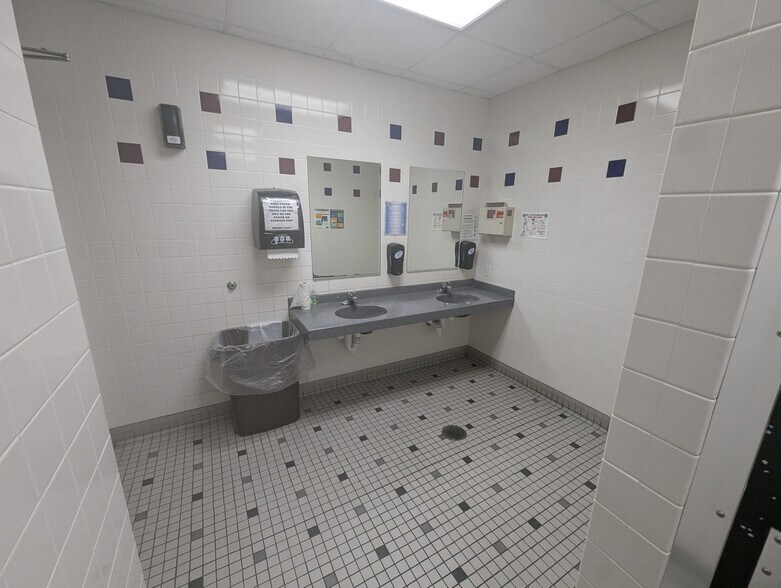 More Photos Of 3107 Shelby St, Harlan Office For Sale