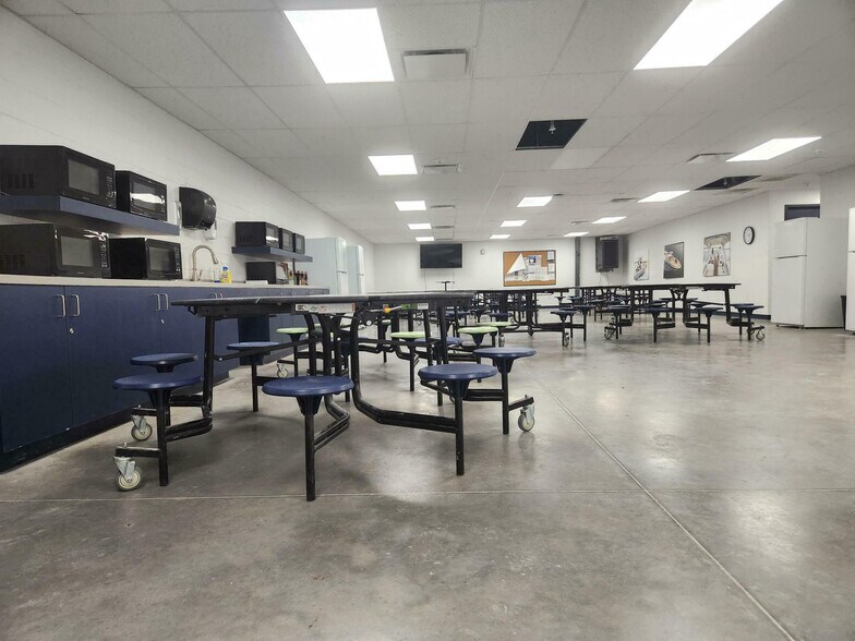 More Photos Of 8161 15th St E, Sarasota Manufacturing For Lease