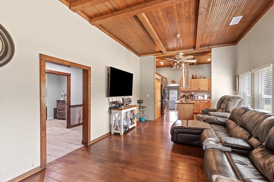 More Photos Of 725 Holmes Dr, Granbury Auto Repair For Sale