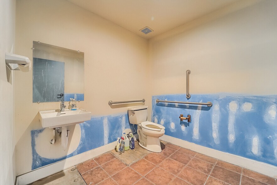 More Photos Of 611 2nd Ave, Longmont Showroom For Sale