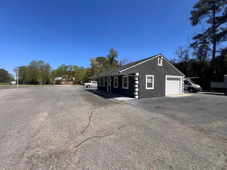 More Photos Of 1925 George Washington Mem Hwy, Gloucester Point Specialty For Lease