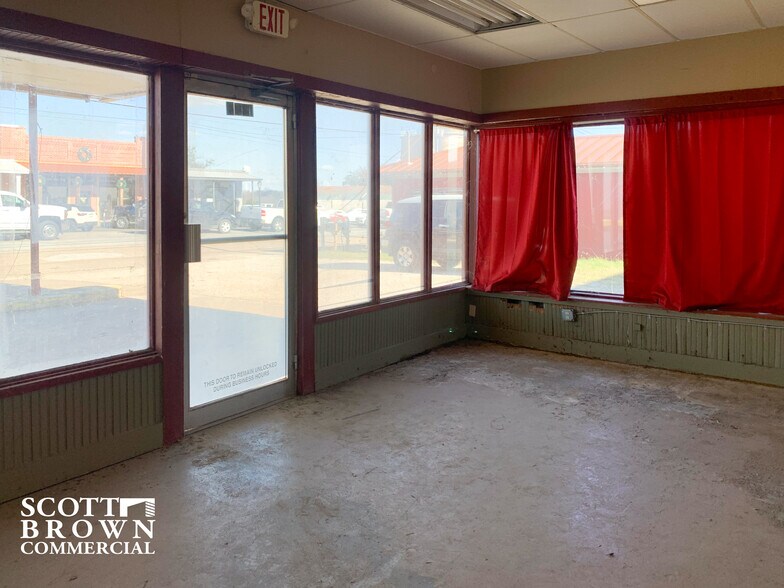 More Photos Of 129 W McCart St, Krum Flex For Lease
