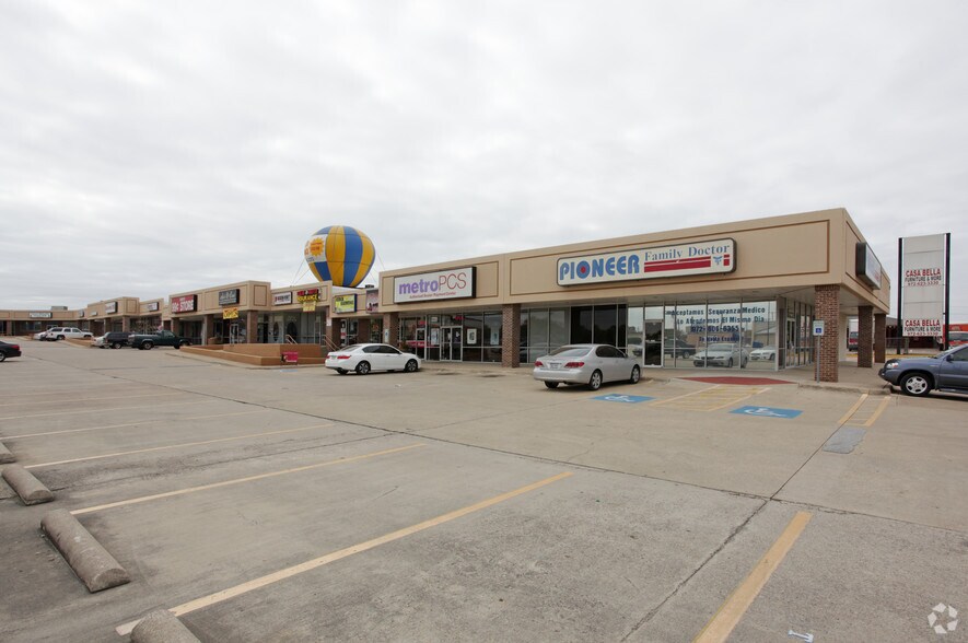 More Photos Of 817 W Pioneer Pky, Grand Prairie Unknown For Lease
