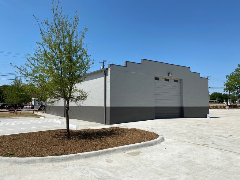 More Photos Of 316 W University Dr, McKinney Flex For Sale