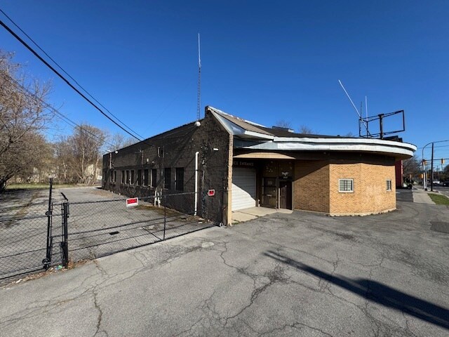 More Photos Of 1543 S Salina St, Syracuse Parking Garage For Sale