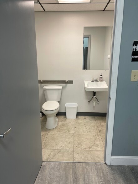 More Photos Of 1681-1687 Benchmark Ave, Fort Myers Warehouse For Lease
