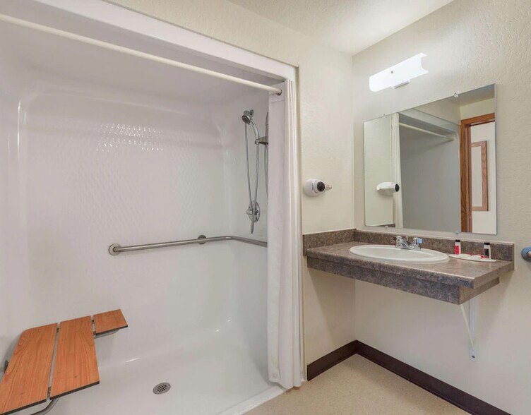 More Photos Of 109 Main St, Hill City Hotel For Sale