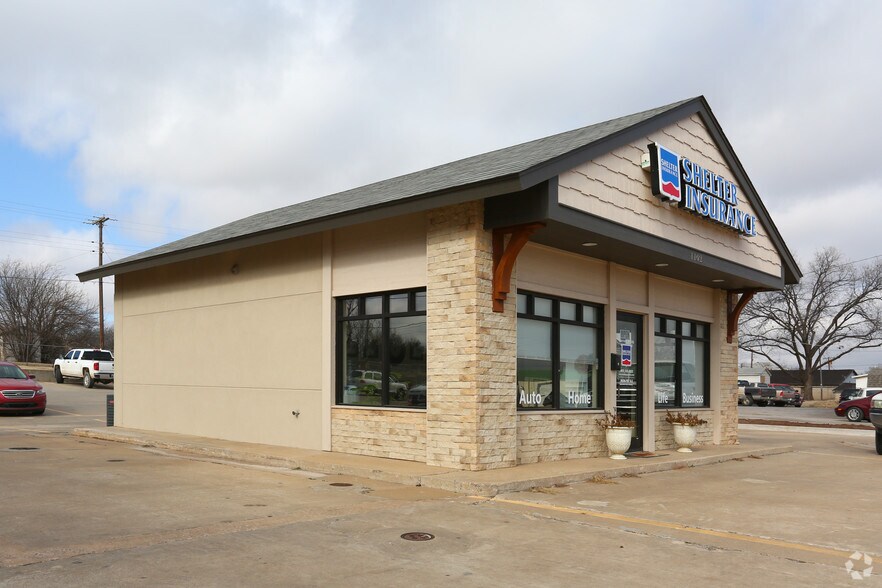 More Photos Of 1102 S 4th St, Chickasha Freestanding For Lease