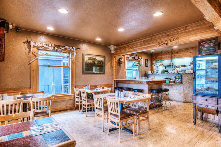 More Photos Of 614 NW Cedar Ave, Redmond Restaurant For Sale