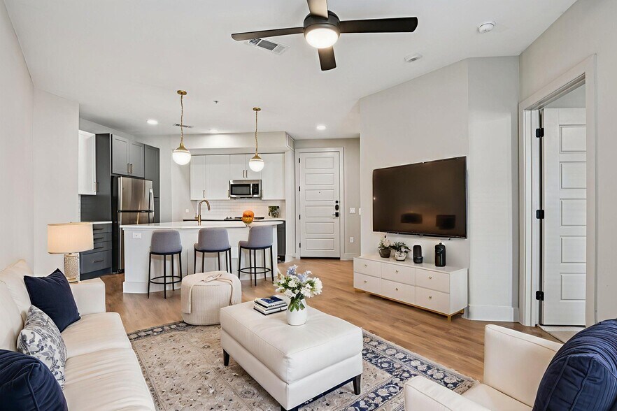 More Photos Of 101-111 W Davis St, Dallas Apartments For Lease