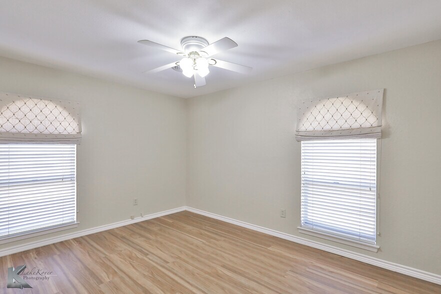 More Photos Of 2810 S 27th St, Abilene Office For Sale