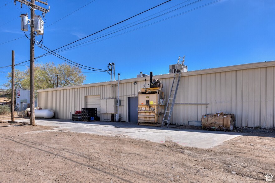 More Photos Of 80 S Broadway St, Green River Supermarket For Sale
